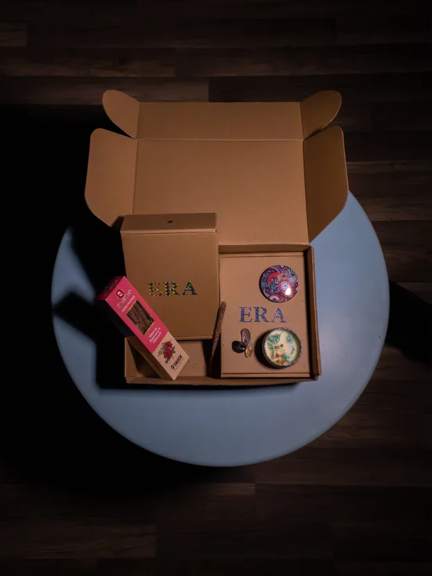 Gift box El Viaje de ERA abierta, con incienso, vela y cuarzos